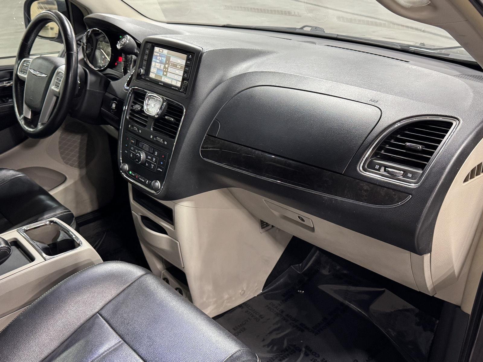 2016 Chrysler Town & Country Touring - Photo 18