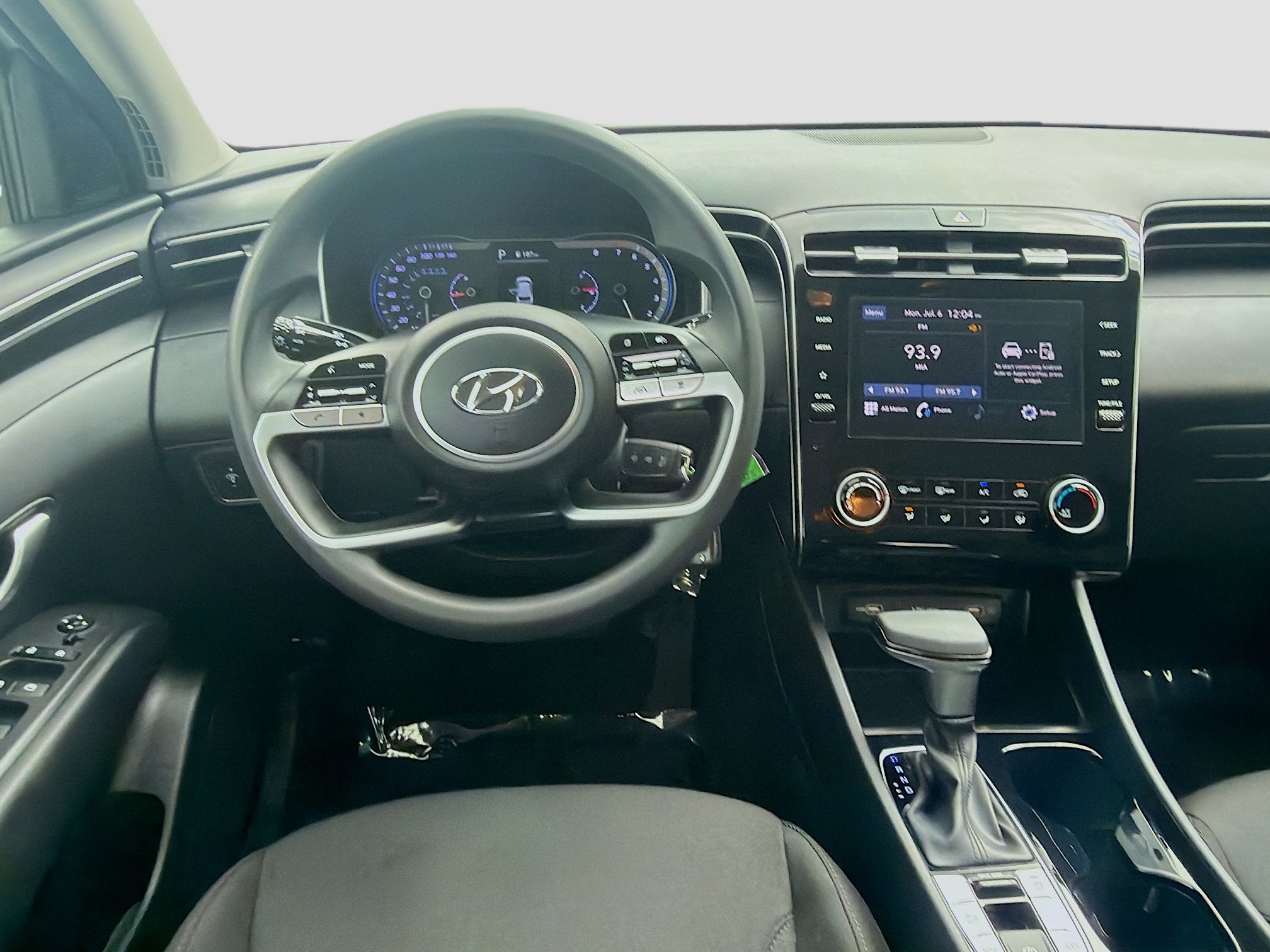 Used 2024 White Pearl Hyundai SE image 18