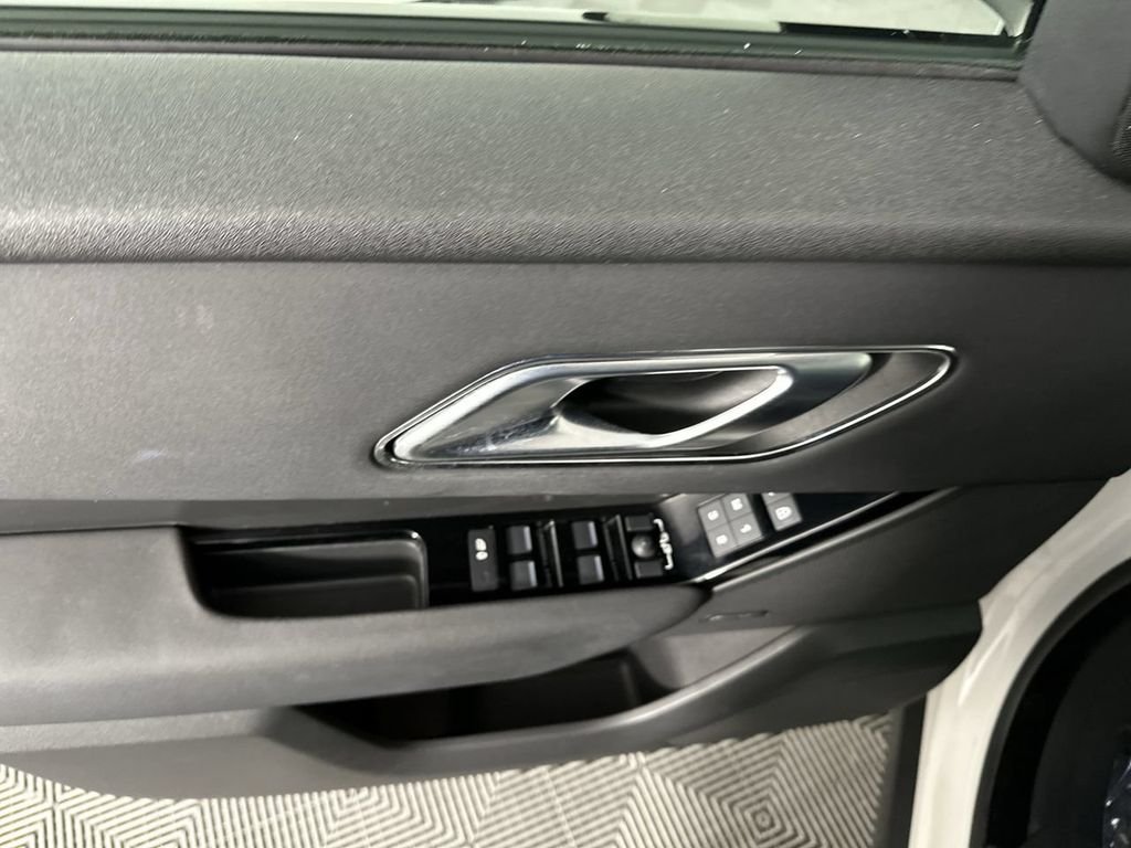 Used 2025  Land Rover Dynamic SE image 5