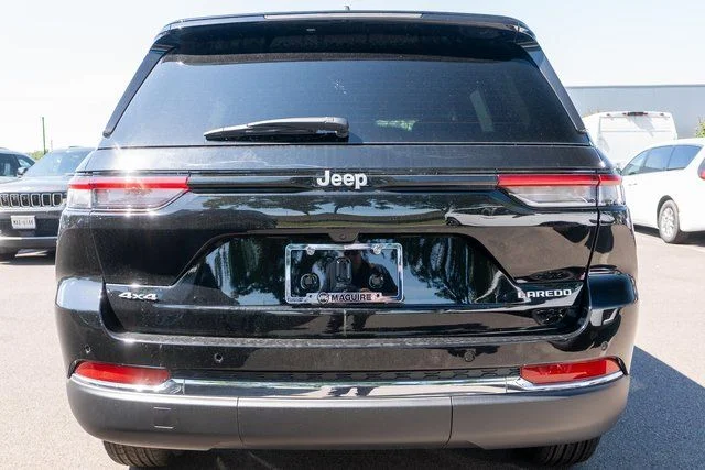 New 2026 Diamond Black Crystal Pearlcoat Jeep Laredo X image 6