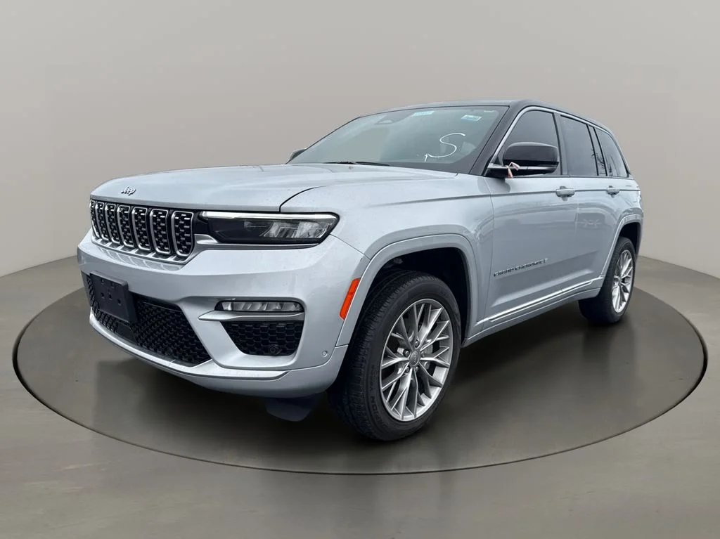 Used 2022 Silver Jeep Summit image 3