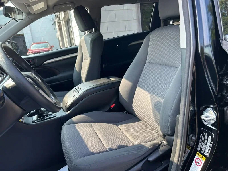 Used 2018 Black Toyota LE Sport Utility 4D image 42