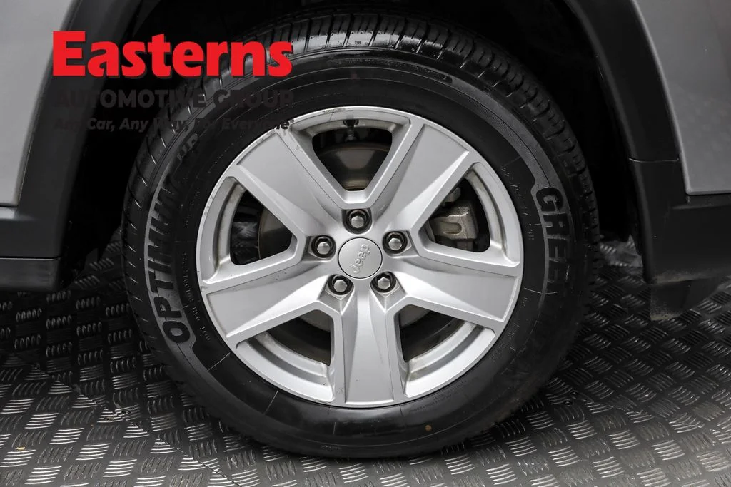 Used 2022 Silver Jeep Latitude image 28