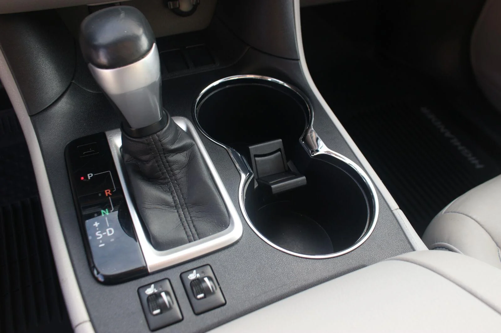 Used 2015 Silver Sky Metallic Toyota XLE image 21
