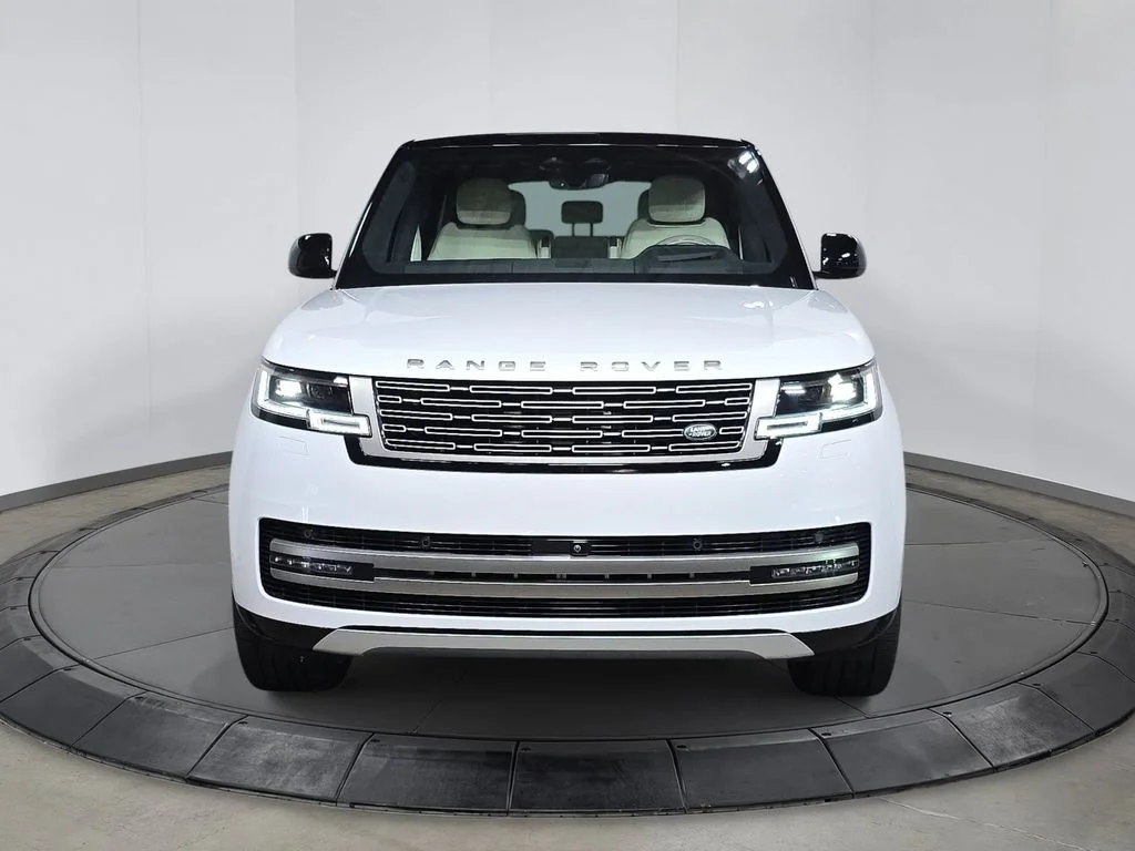 Used 2025  Land Rover SE image 10