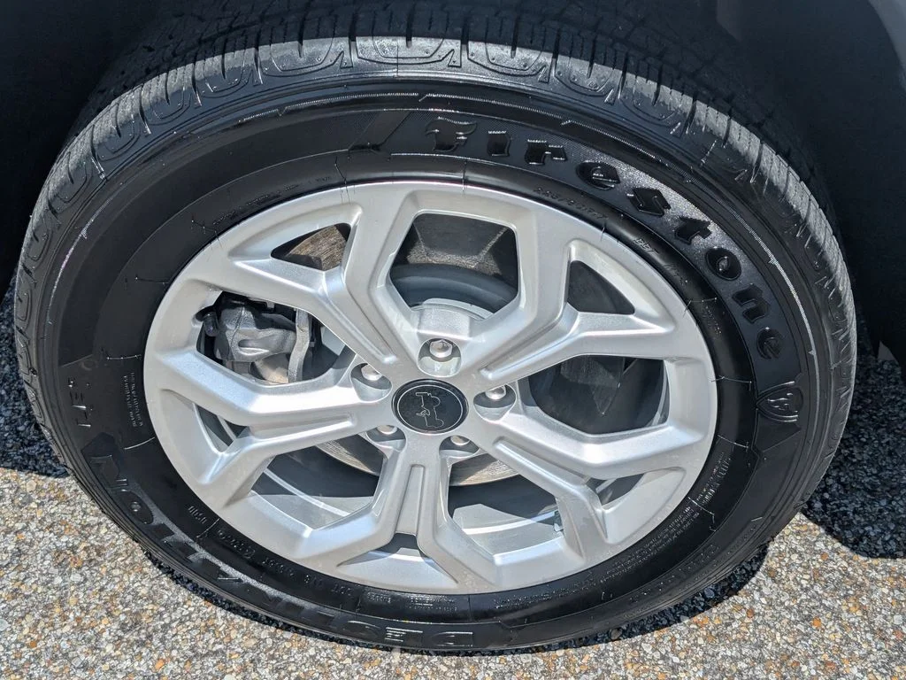 Used 2025 White Jeep Latitude image 12