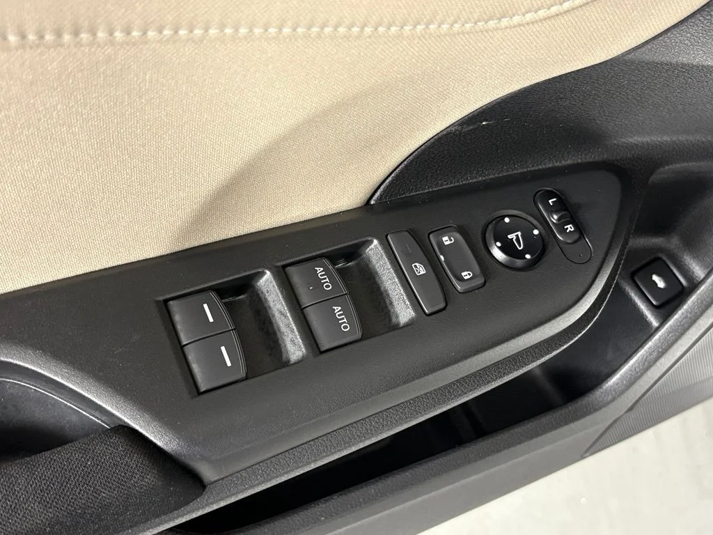 Used 2018  Honda EX image 14
