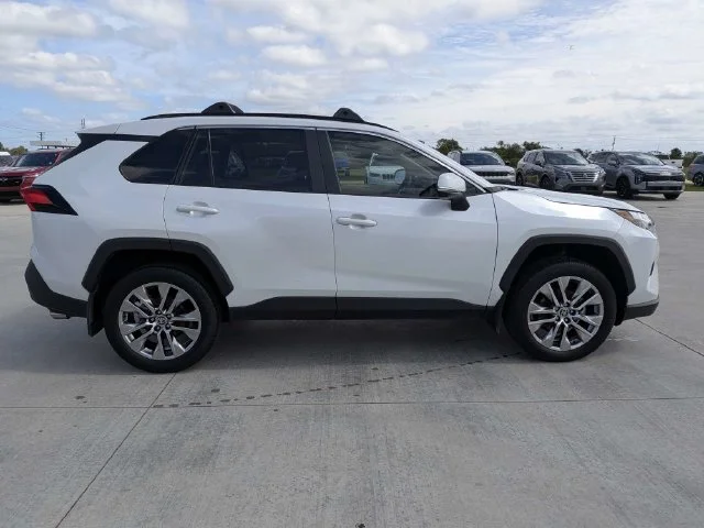 Used 2025 Beige Toyota XLE Premium image 3