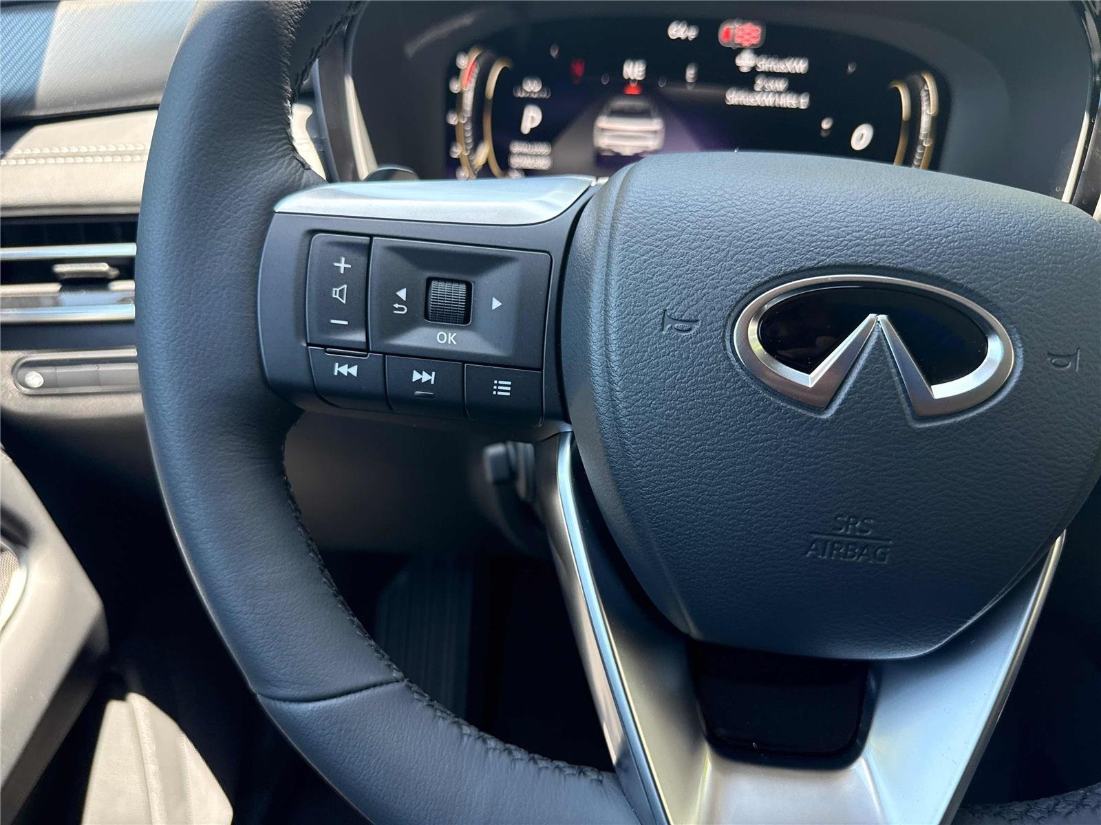 New 2027 RADIANT WHITE INFINITI Luxe FWD image 18
