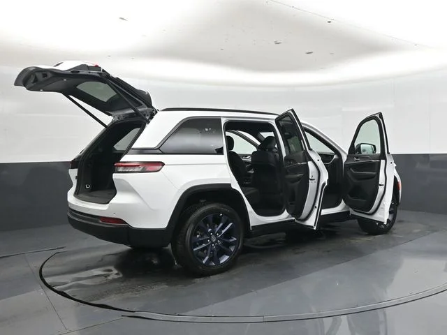 New 2026 Bright White Clear-Coat Exterior Paint Jeep  image 47
