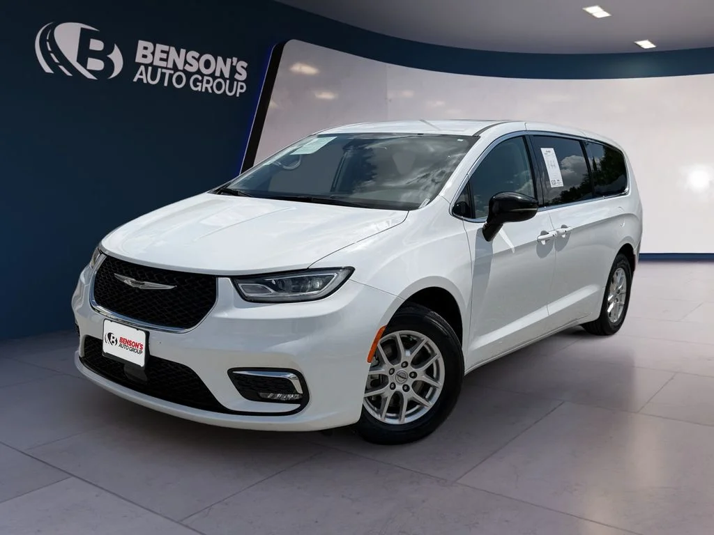 2024 Chrysler Pacifica Touring L's photo