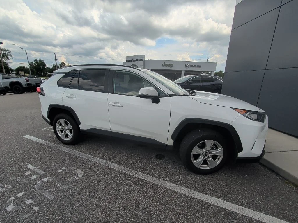 Used 2021 White Toyota XLE image 3