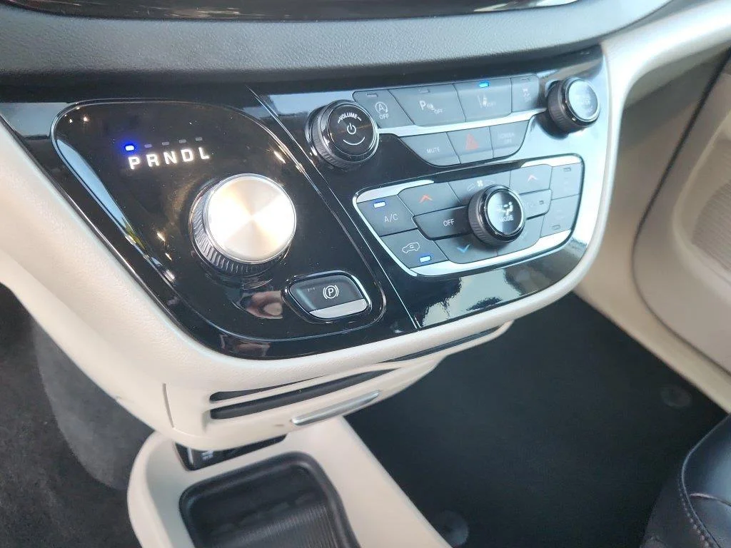 Used 2024 Silver Mist Clearcoat Chrysler Touring L image 22