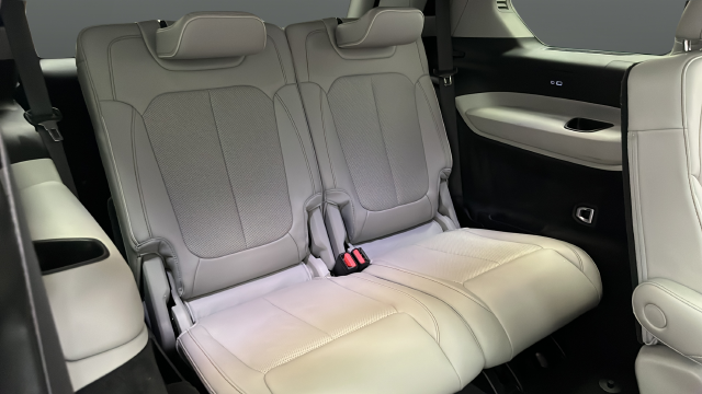 Used 2023 Diamond Black Crystal Pearlcoat Jeep Overland image 26