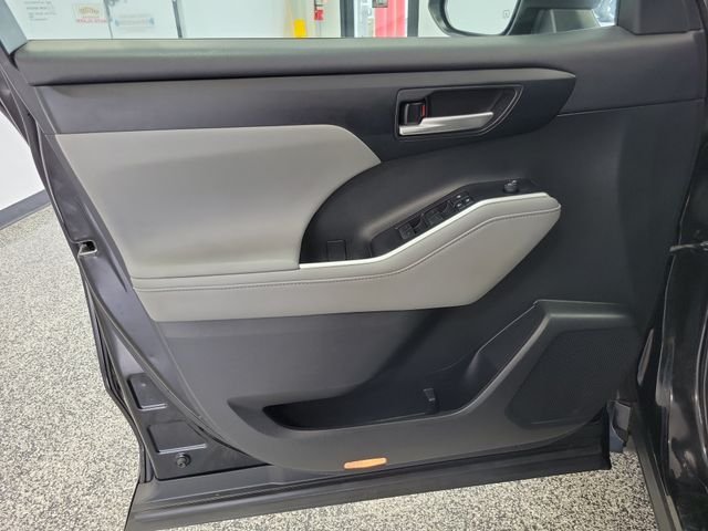 Used 2020 Black Toyota XLE image 6