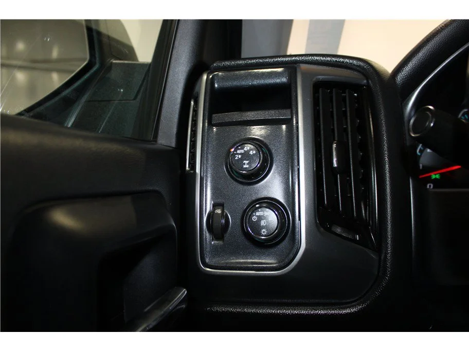 Used 2014 Silver Ice Metallic Chevrolet LT image 25
