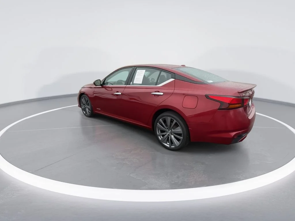 Used 2019 Red Nissan 2.5 Platinum image 6