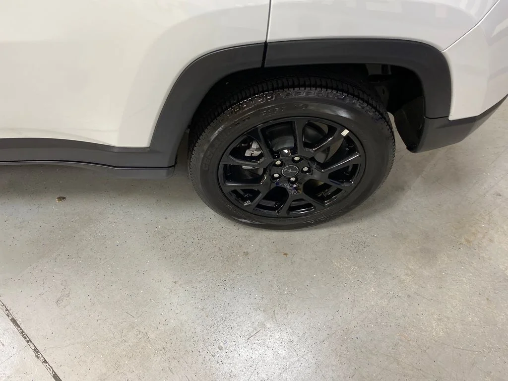 Used 2026 White Jeep Latitude image 12