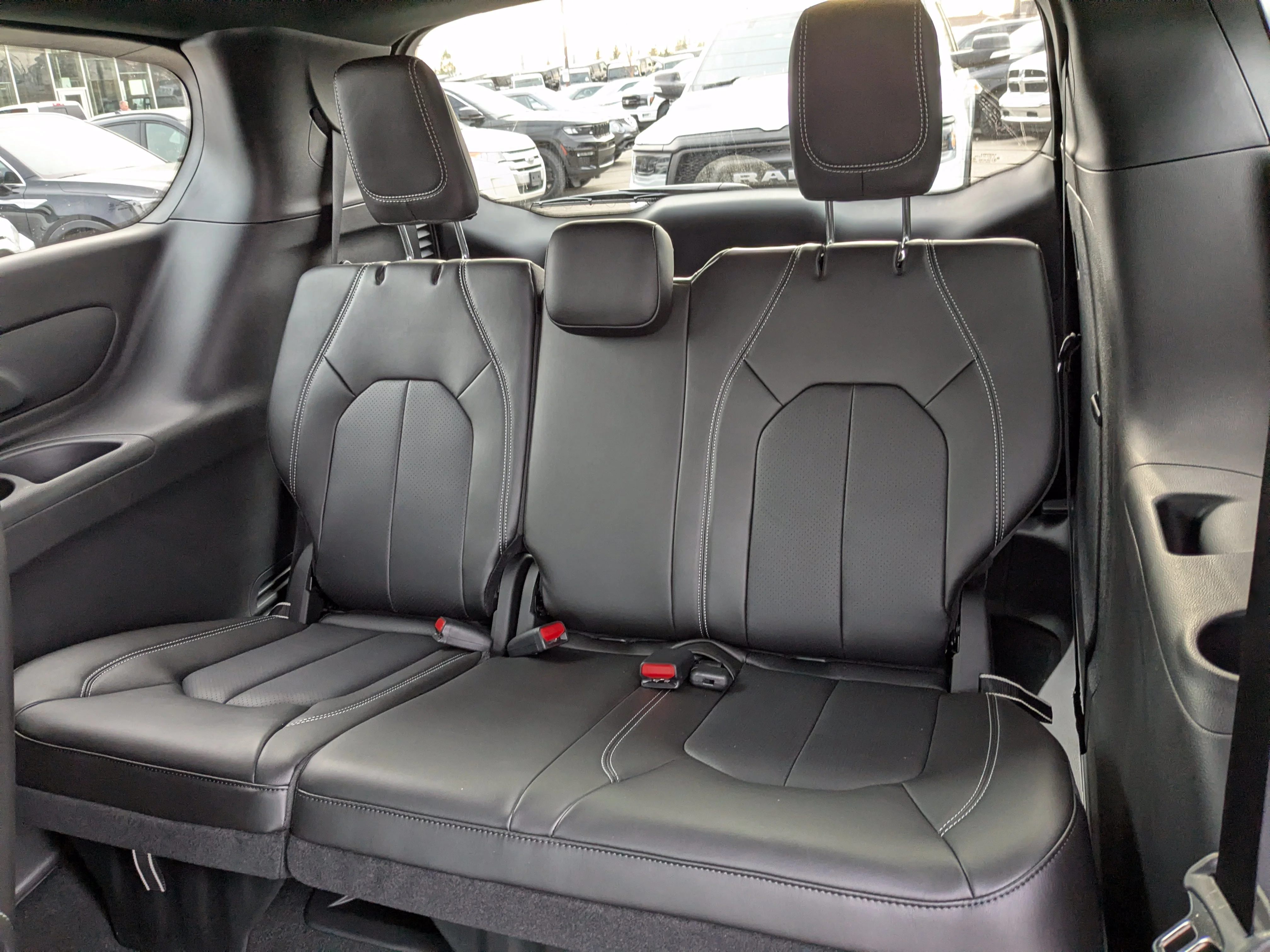New 2026 White Chrysler SXT - Power Liftgate - Power Sliding Doors - Leather - Remote Start image 29