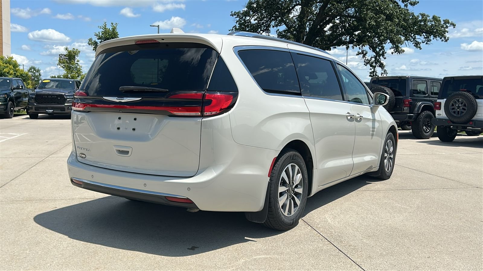 Used 2021 White Chrysler Touring L image 4
