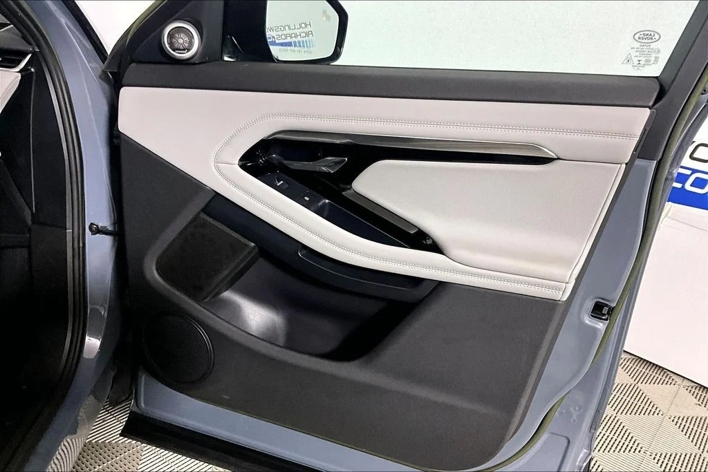 Used 2023 Nolita Grey Land Rover SE image 19