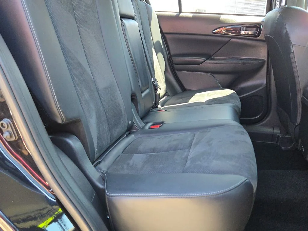 Used 2025 Black Mitsubishi SE image 9