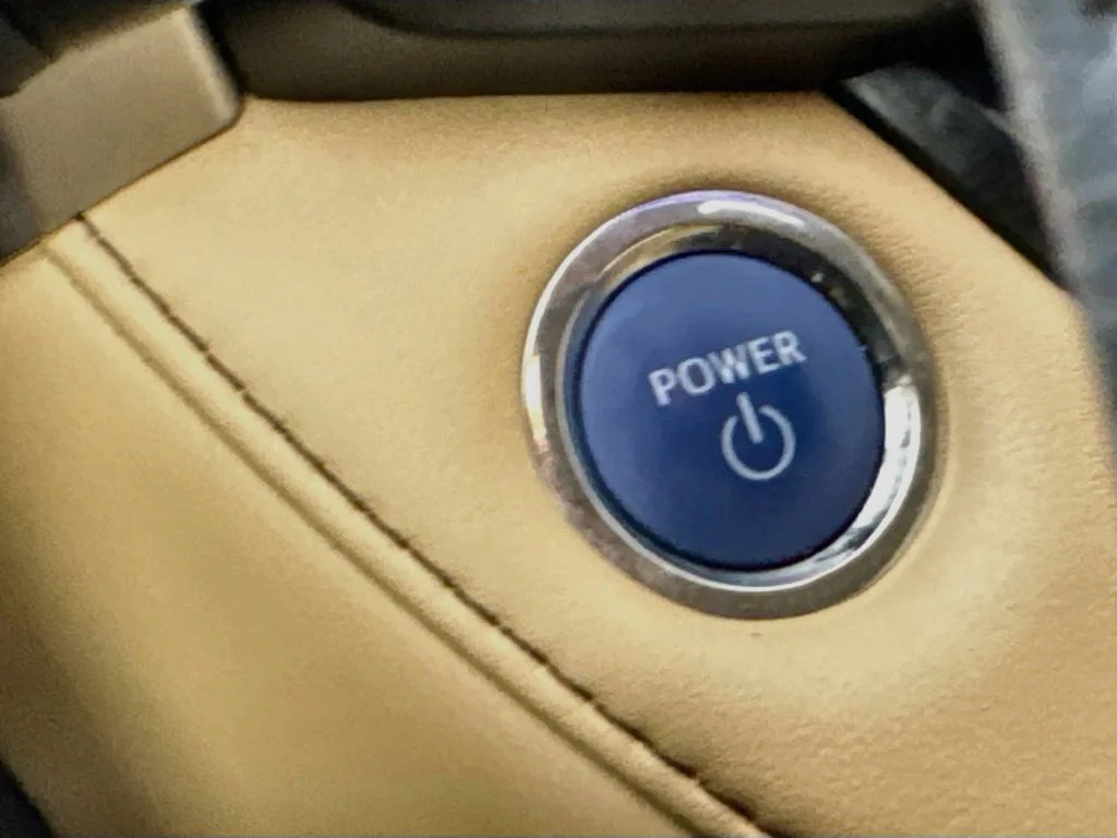 Used 2018 White Toyota XLE image 19