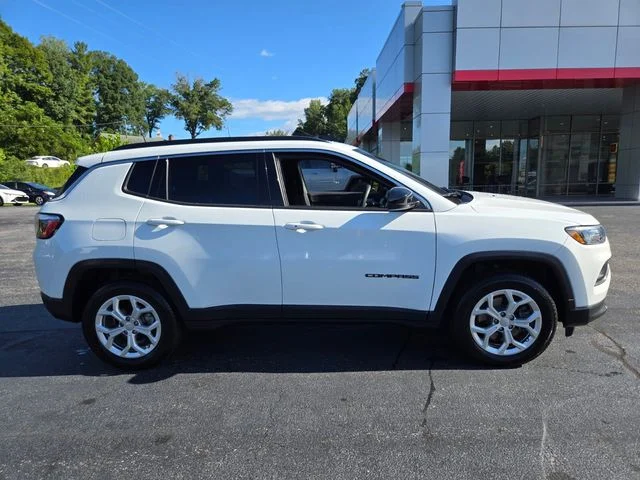 Used 2024 White Jeep Latitude image 10