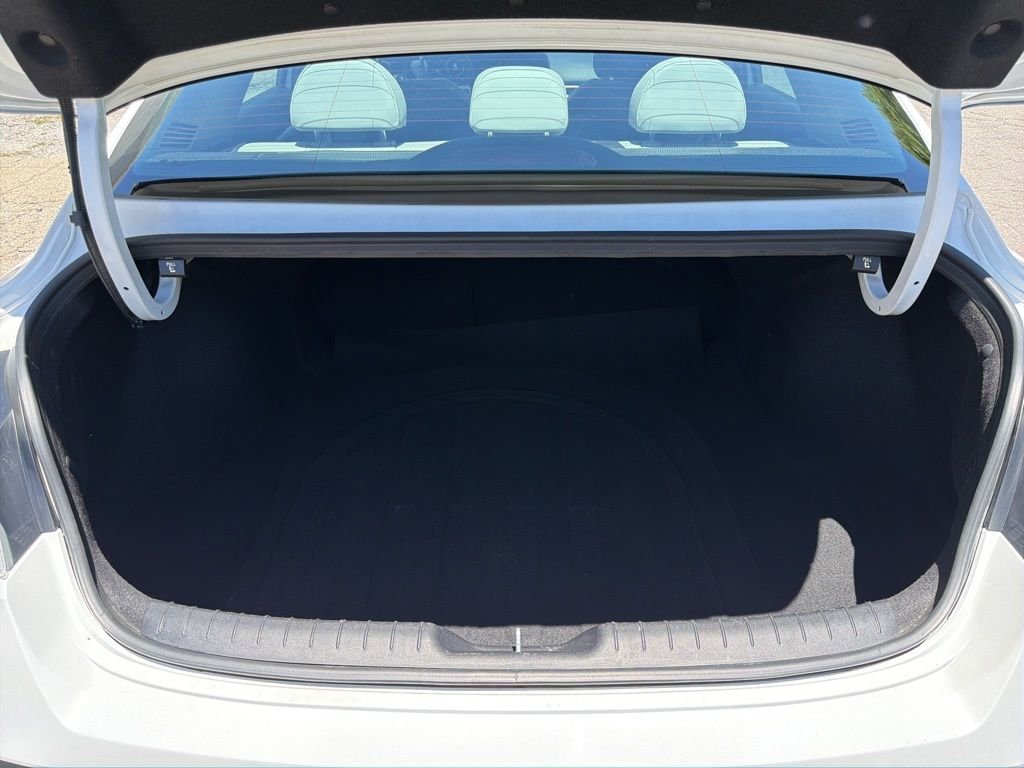 2025 Hyundai Elantra Limited - Photo 18