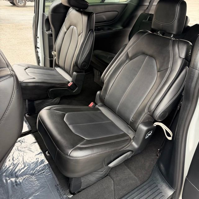 Used 2025  Chrysler Select image 39