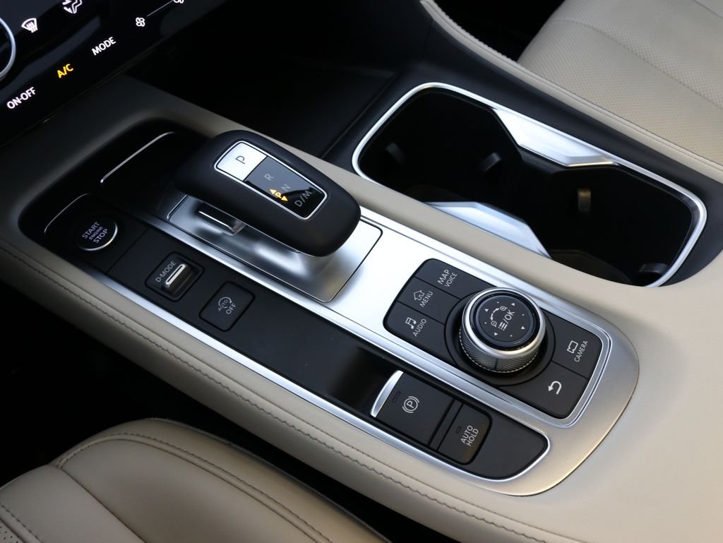 Used 2023 White INFINITI LUXE image 12