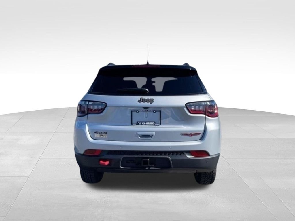 New 2026 Silver Zynith Metallic Clear-Coat Exterior Paint Jeep Trailhawk image 4