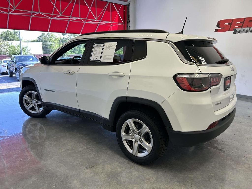 Used 2024 White Jeep Latitude image 5