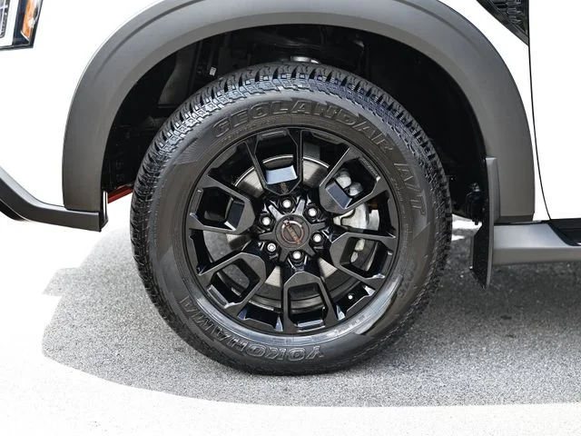 Used 2025 Aspen White/Super Black Nissan PRO-4X image 5
