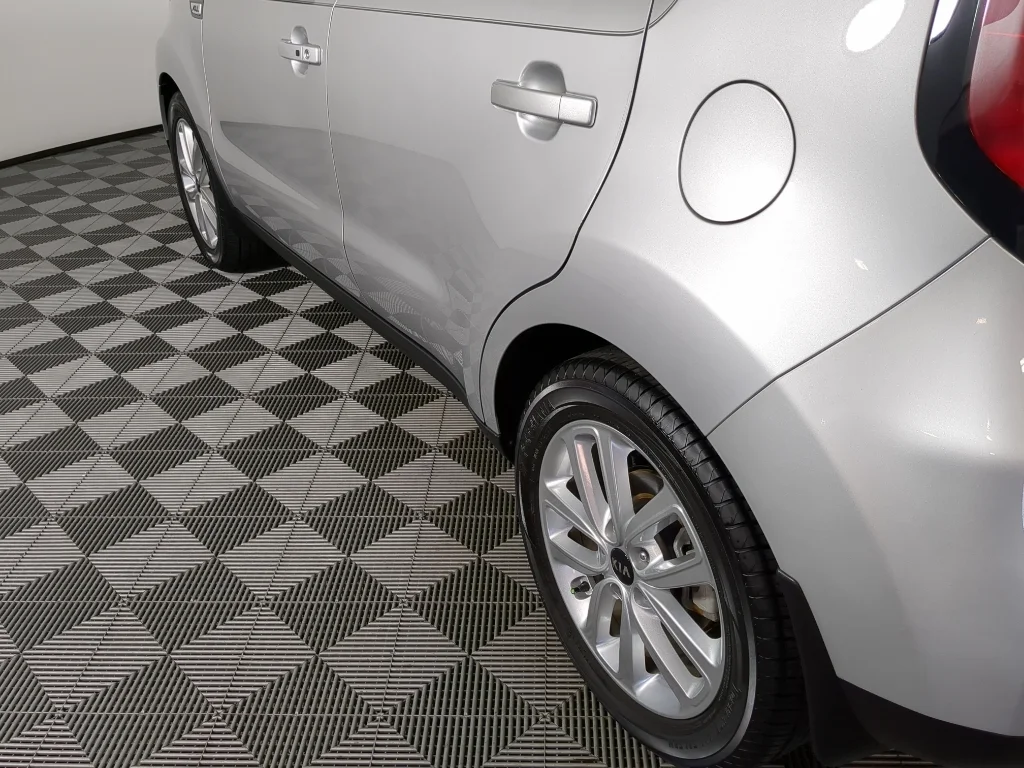 Used 2018 Silver Kia + image 5