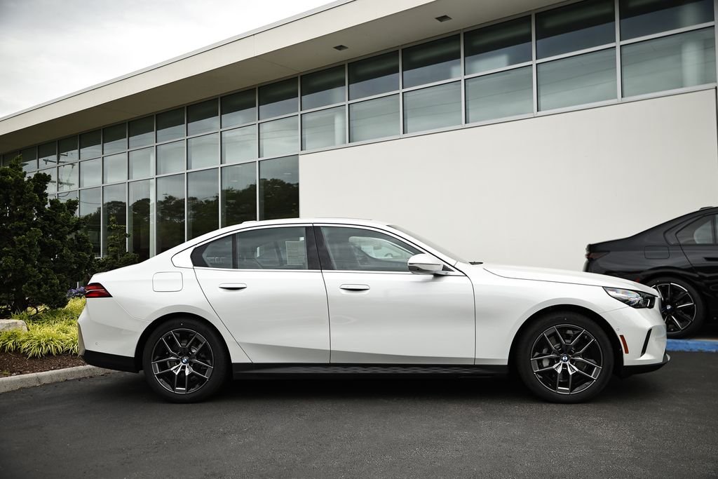 New 2027 Mineral White Metallic BMW 530i xDrive image 4