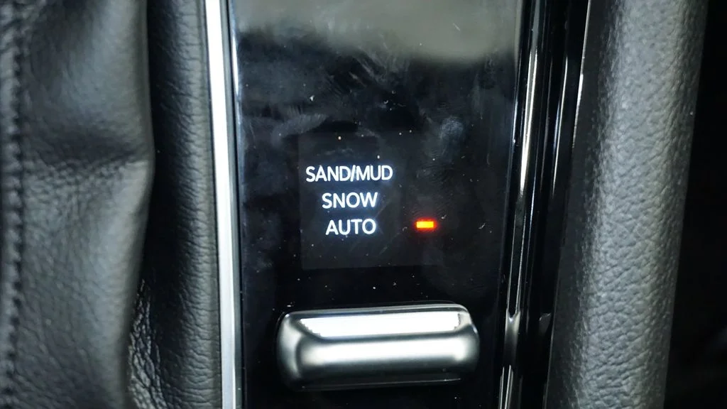 New 2026 Diamond Black Crystal Pearlcoat Jeep Latitude image 43