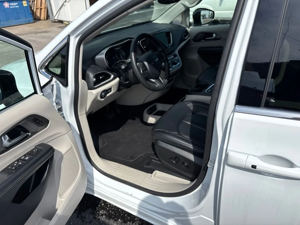Used 2024 Bright White Clearcoat Chrysler Touring L image 7