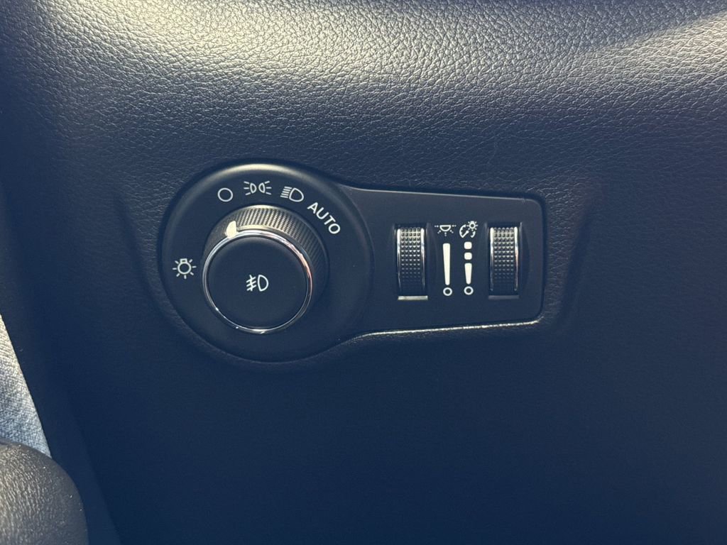 Used 2024 White Jeep Latitude image 30