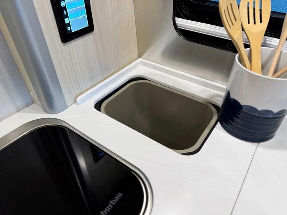 New 2025 Hightech Silver Premium Metallic AIRSTREAM  image 12