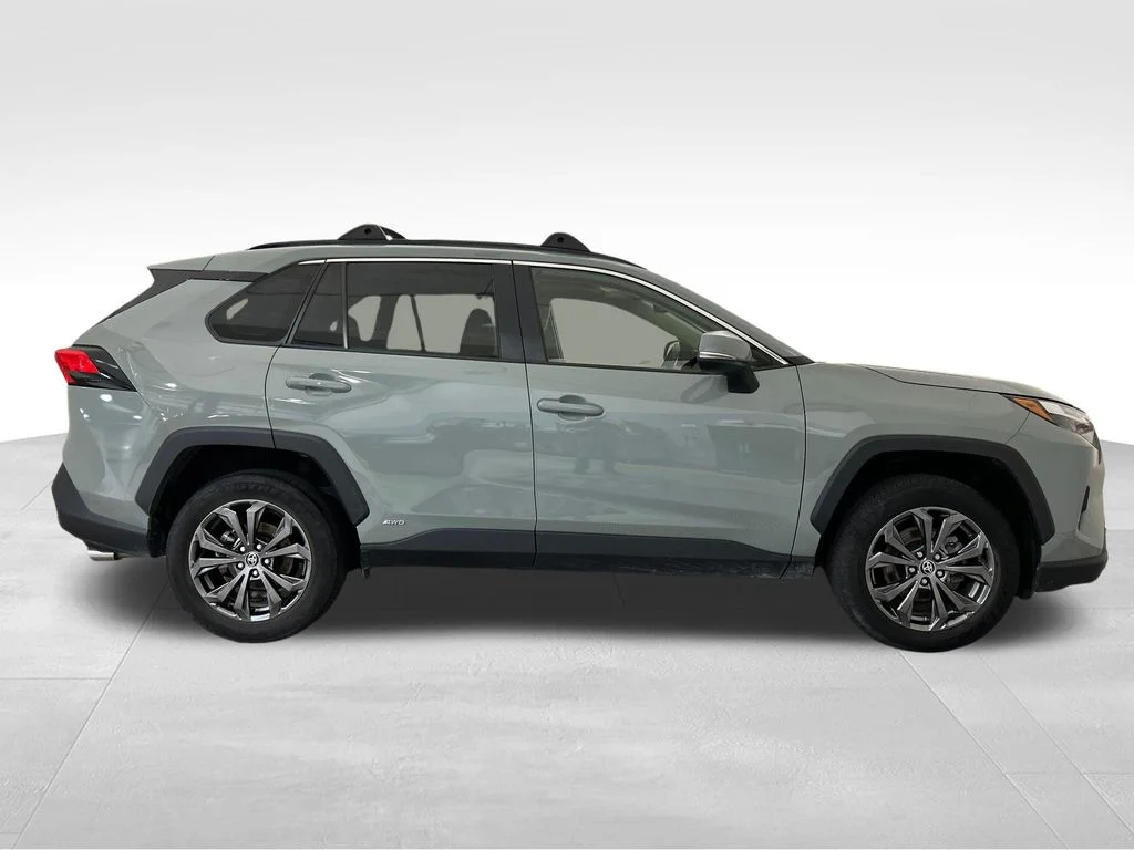 Used 2022 Green Toyota XLE Premium image 7