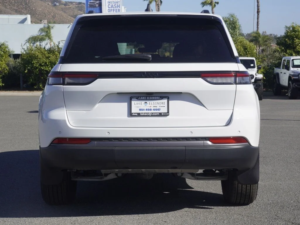New 2026 Bright White Clearcoat Jeep Altitude image 4