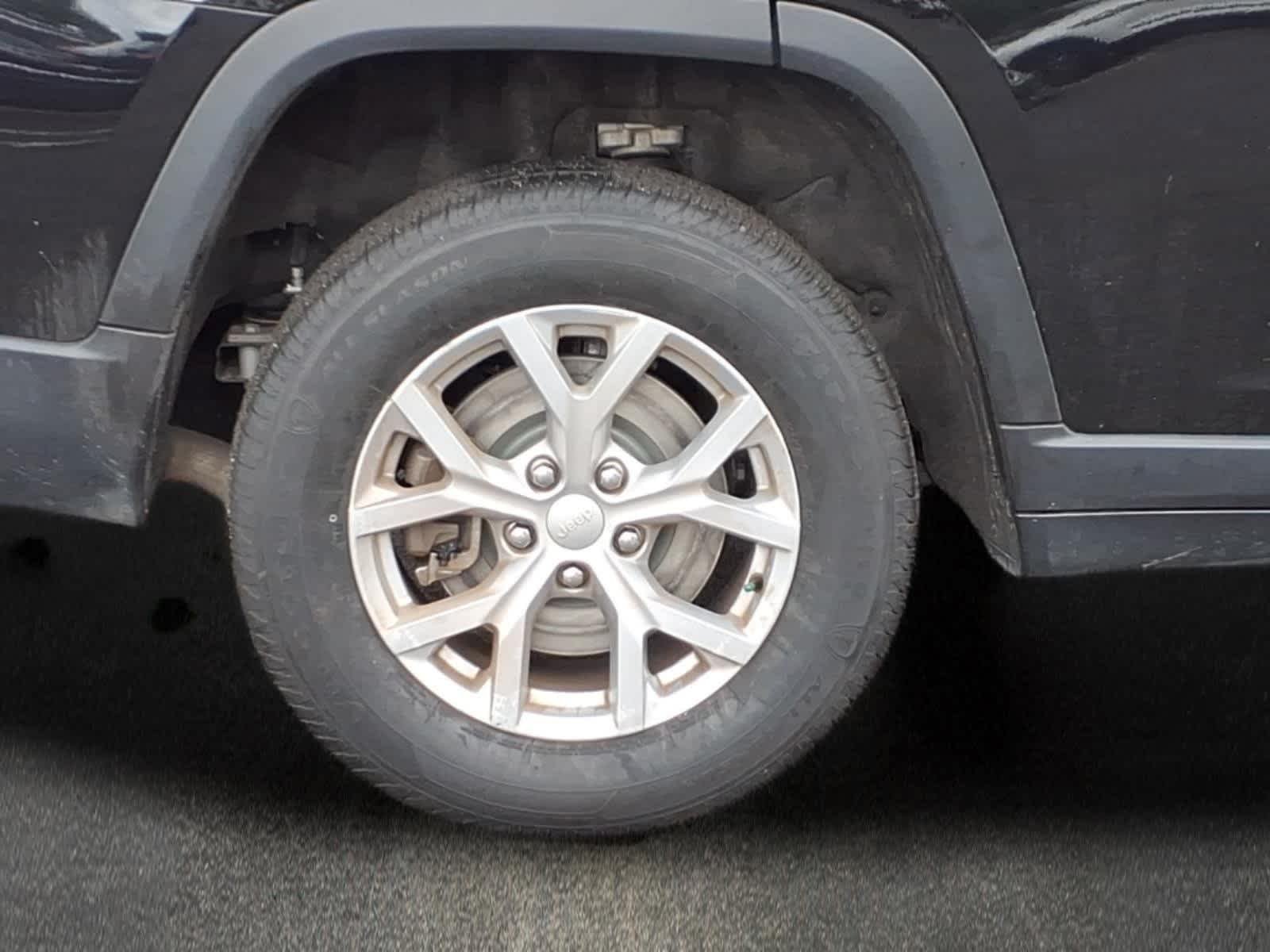 Used 2023 Diamond Black Crystal Pearlcoat Jeep Limited image 4