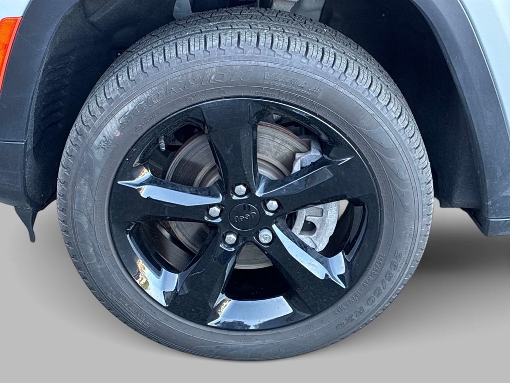 Used 2024 Silver Jeep Limited image 21