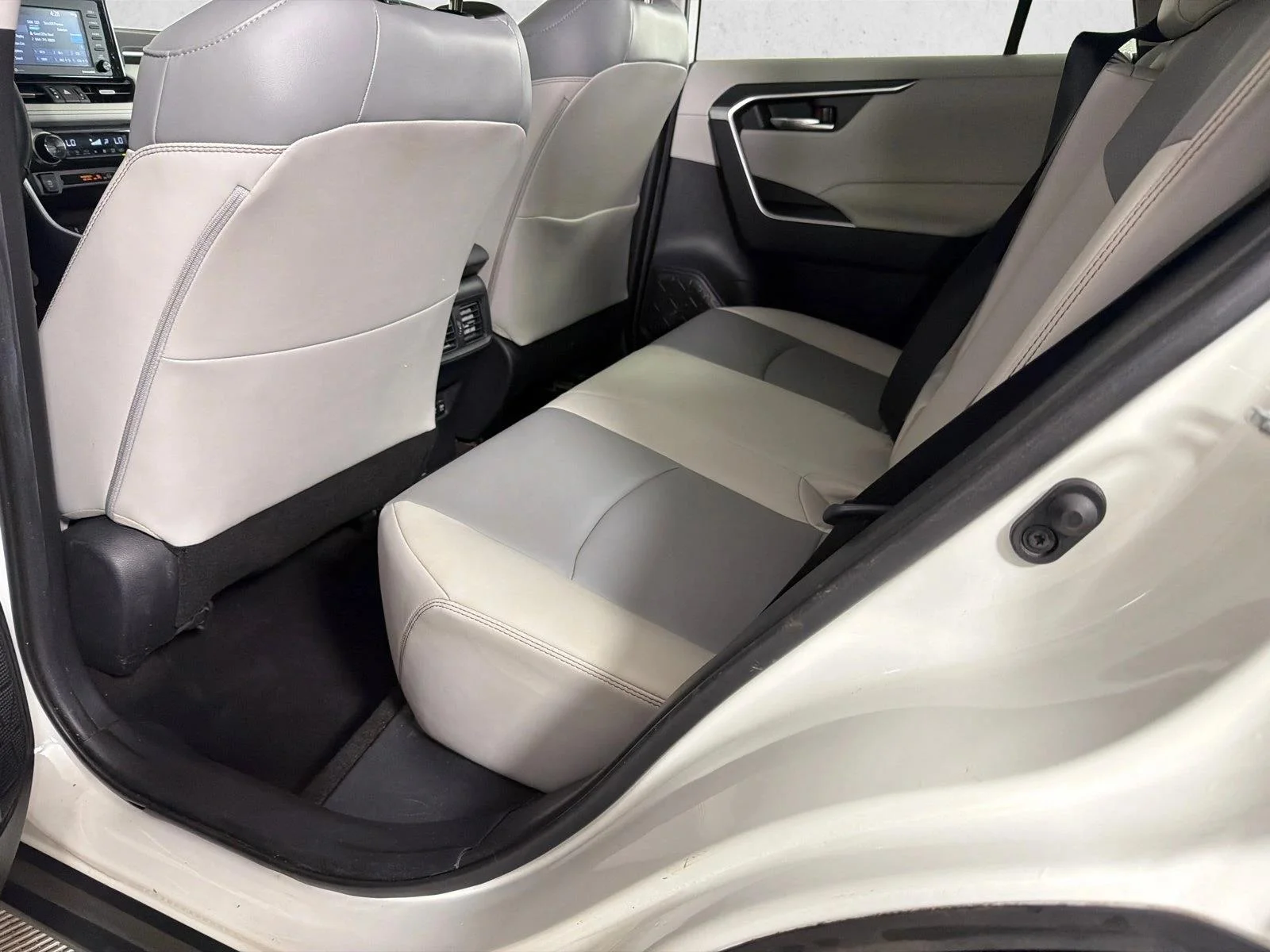 Used 2020 White Toyota XLE Premium image 22