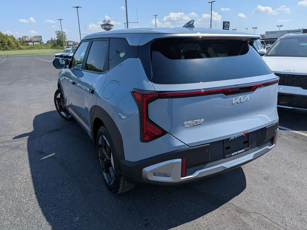 New 2027 Pale Gray Kia S image 5