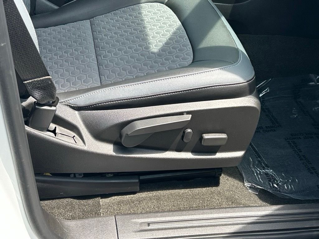 Used 2018 White Chevrolet Z71 image 40