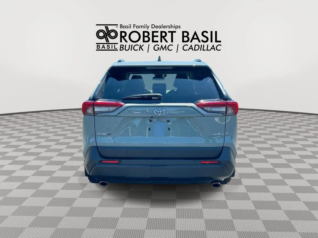 Used 2020  Toyota XLE image 7