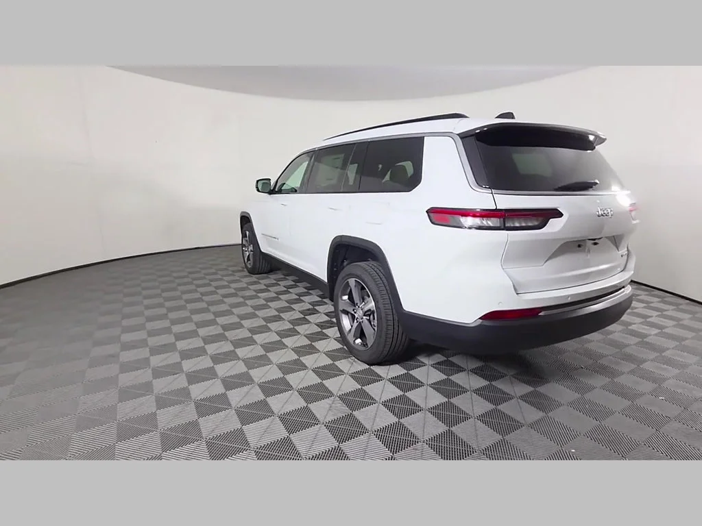 New 2026 Bright White Clear-Coat Exterior Paint Jeep Limited image 31