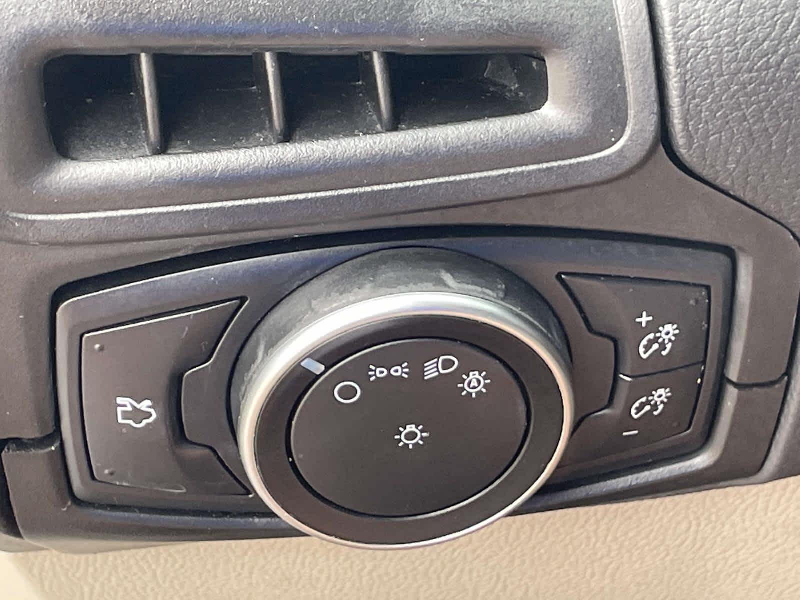 Used 2016 Magnetic Ford SE image 30
